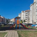 Dečaku (14) iz Niša amputiran deo prsta. Majka navodi da su ga vršnjaci tukli metalnom šipkom