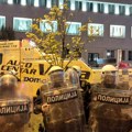 Полиција изгурала демонстранте у Новом Саду који су се окупили како би спречили да се одшлепа аутобус Јаћимовића: Они гађали…