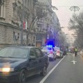 Automobil se prevrnuo na krov u centru Beograda, povređen muškarac