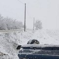 (Foto) Automobilom sleteo sa puta Teška nesreća na putu za Ribarsku Banju: Put zavejan snegom, vozači oprez! (foto)