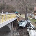 Drama kod Ljubovije: Kamion sleteo sa mosta, vozaču pozlilo tokom vožnje, hitno prevezen u bolnicu (foto)