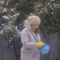 (Видео) Биљана Јевтић баца ђубриво док пада снег: Певачица потезом изненадила и комшије на Петловом брду: "Једва сам чекала…