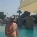 Ljudi uživaju na bazenu, a onda eksplozija! Tresu se Dubai i Abu Dabi! Omiljene destinacije Srba mete napada Irana! U toku…