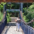Građani ne haju za opasnost i zabranu? Zatvoren viseći most preko Lima u starom Priboju, ali...