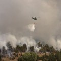 FOTO: Više od 30 vatrogasaca i nekoliko helikoptera gase požar u Deliblatskoj peščari