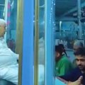 (Video) Sedi u staklu, pod klimom, a ljudi se "tuku" da mu - ljube stopala?! Planeta zgrožena prizorom iz Indije: Vođu kulta…