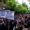 "Hoćemo mir, a ne suzavac i šok bombe": Srbi opet ispred opštine Zvečan, profesori traže dokumentaciju iz škole da…