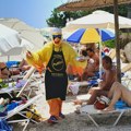 U Grčkoj se traži ležaljka više: Plaže omiljenih letovališta prepune gostiju, a evo kakve su cene (video, foto)