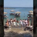 "Od grčke ste napravili sramotu": Snimak konobara i turista koji u moru igraju kolo izazvao bes na mrežama (video)