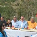 Predsednik Srbije seo da ruča s radnicima, na stolu omiljeno jelo a do njega Grba: Ko je najbrži čovek među putarima…