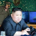 Kim Džong Un nadgledao vežbu ispaljivanja iz super-velikih višecevnih raketnih bacača