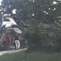 Prevrnuo se građevinski kamion u selu kod Čačka, završio u kanalu pored puta FOTO