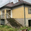 На продају кућа на одличној локацији у Бујановцу