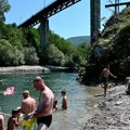 Prijepoljci spas od tropske vrućine pronašli na plaži Petrovac