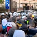 Incident na ulazu u zgradu suda u Novom Sadu: Guranje građana i policije, bačen i biber sprej