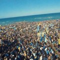Provokacija veka - navijači Boke pravili feštu na plaži, pa doživeli neviđeni šok: Iznad njih proleteo je avion sa brutalnom…
