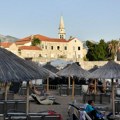 (Foto): Bruka, za jedan magnet 20 evra! Fotografija suvenira šokirala turiste u Budvi, pljušte komentari na mrežama: "Umislili…