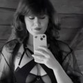 (Foto) na slikama potpuno gola, izazovne poze: Ko je devojka sa kojom se ljubi u usta naša glumica: "Ti si muza, obožavam…