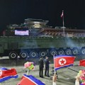 (FOTO/VIDEO) Severna Koreja predstavila novu interkontinentalnu raketu na vojnoj paradi