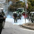 Žestok sukob u Grčkoj: Policija ispalila suzavac na zemljoradnike koji su pokušali da blokiraju put