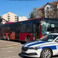VIDEO: Autobus udario u stajalište u Nišu, dve osobe povređene