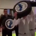 (Video) Hit u Čačku! Maturanti priredili razrednom nesvakidašnji poklon: Kada su videli šta su mu doneli, svi su prasnuli u…