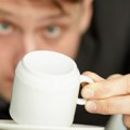 Ne morate da kupujete skupa đubriva: Talog od kafe može da pomogne da travnjak ponovo bude zelen i bujan