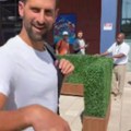 Novak dobio neverovatan poklon od navijača kada je krenuo na trening: Oduševio se, odmah ga isprobao uz osmeh!