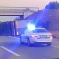 Kamion se prevrnuo i zapalio na auto-putu kod Pečenjevca, poginuo vozač – VIDEO