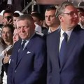 Počeo veliki skup SNS u Novom Sadu Hiljade građana čeka obraćanja Vučića i Roberta Fica: Vijore se zastave u centru grada…