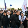Vučić stigao vozom u Petrovaradin, dočekalo ga stotine građana Krenuo u šetnju do Trga slobode dugu pet kilometara, početak…