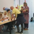 Ko rano rani, ne stigne da se obuče: Beograđani poranili na glasanje, jedan došao u bademantilu sa psom (FOTO)