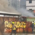 Novi detalji požara u Sarajevu: Zapalile se četiri vreće sa smećem na pijaci, povređen vatrogasac (video)