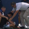 VIDEO Poznati teniser se srušio na teren iz čista mira, nije znao gde je: Jeziva scena obišla svet
