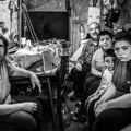 Telegraf: Buđenje u tmini i memli pećine, toalet "iza brega": Troje dece u Mošorinu odrasta u jezivim uslovima
