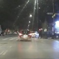 Otvoreni šaht izazvao haos: Točkom upao u rupu, pa se zakucao u semafor saobraćajka u Sremskoj Mitrovici (video)