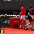 VIDEO Neverovatna situacija na Novakovom meču: Đoković morao da promeni reket posle tri poena