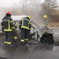 Auto izgoreo do neprepoznatljivosti, vatra oštetila još jedan automobil Velika drama u Ćupriji, vatrogasci lokalizovali…