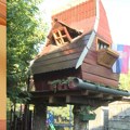 Stanari jedne zgrade u centru Leskovca dosanjali kućicu na drvetu
