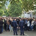 Protest porodica uhapšenih Srba ispred policijske stanice u Kosovskoj Mitrovici