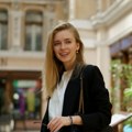 Suknja koja izdužuje noge i čini da figura izgleda perfektno: Naglašava struk, a savršeno ide i uz cipele i uz patike