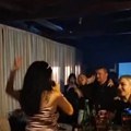 Devojka pala sa balkona na nastupu pevačice: Ona se oglasila, pa objasnila šta se tada desilo: "Upozorili su me na to"
