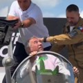Urnebesni snimak francuskog premijera: Fransoa Bajru se zaglavio u "Rafalu", gaf postao hit na društvenim mrežama (video)