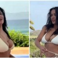 (Foto/video) Svaka čast, gospođo! Salma Hajek u belom bikiniju "zatresla" i Instagram raskošne obline u prvom planu!