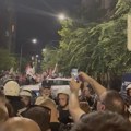 (VIDEO) Kordon policije razdvaja demonstrante i pristalice SNS u Kragujevcu