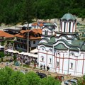 Hiljade ljudi stižu u Tumane: Vernici čekaju u redovima da se poklone moštima svetitelja