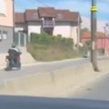 Drama na putevima u Kragujevcu: Vozač motora jurcao suprotnim smerom, ljudi u neverici sve snimili