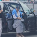 (Video) Nada Obrić u invalidskim kolicima: Pevačica na aerodromu, starija gospođa joj pomaže da uđe u automobil