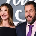 „Pokazala je gole grudi pred ocem“: Ćerka Adama Sendlera napravila haos stajlingom na crvenom tepihu FOTO