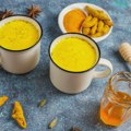 Златно млеко, природни штит од хладноће: 3 рецепта за кремасти напитак са куркумом